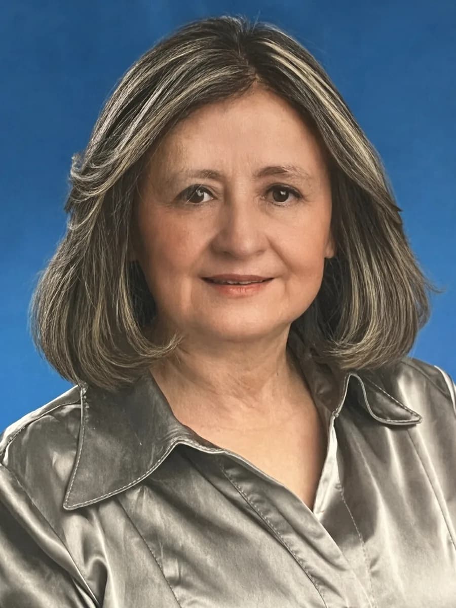 Retrato profesional de la Dra. Teresita Cortés, endocrinóloga en Bogotá