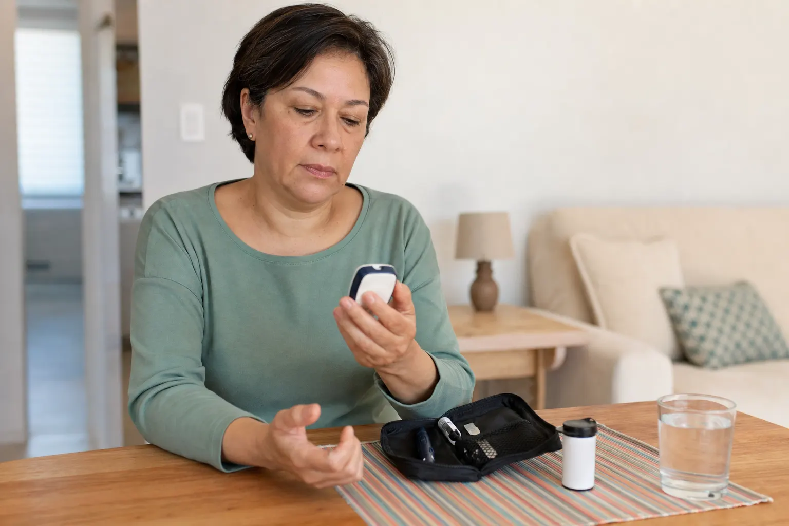 Paciente revisando su nivel de glucosa con un medidor de glucosa