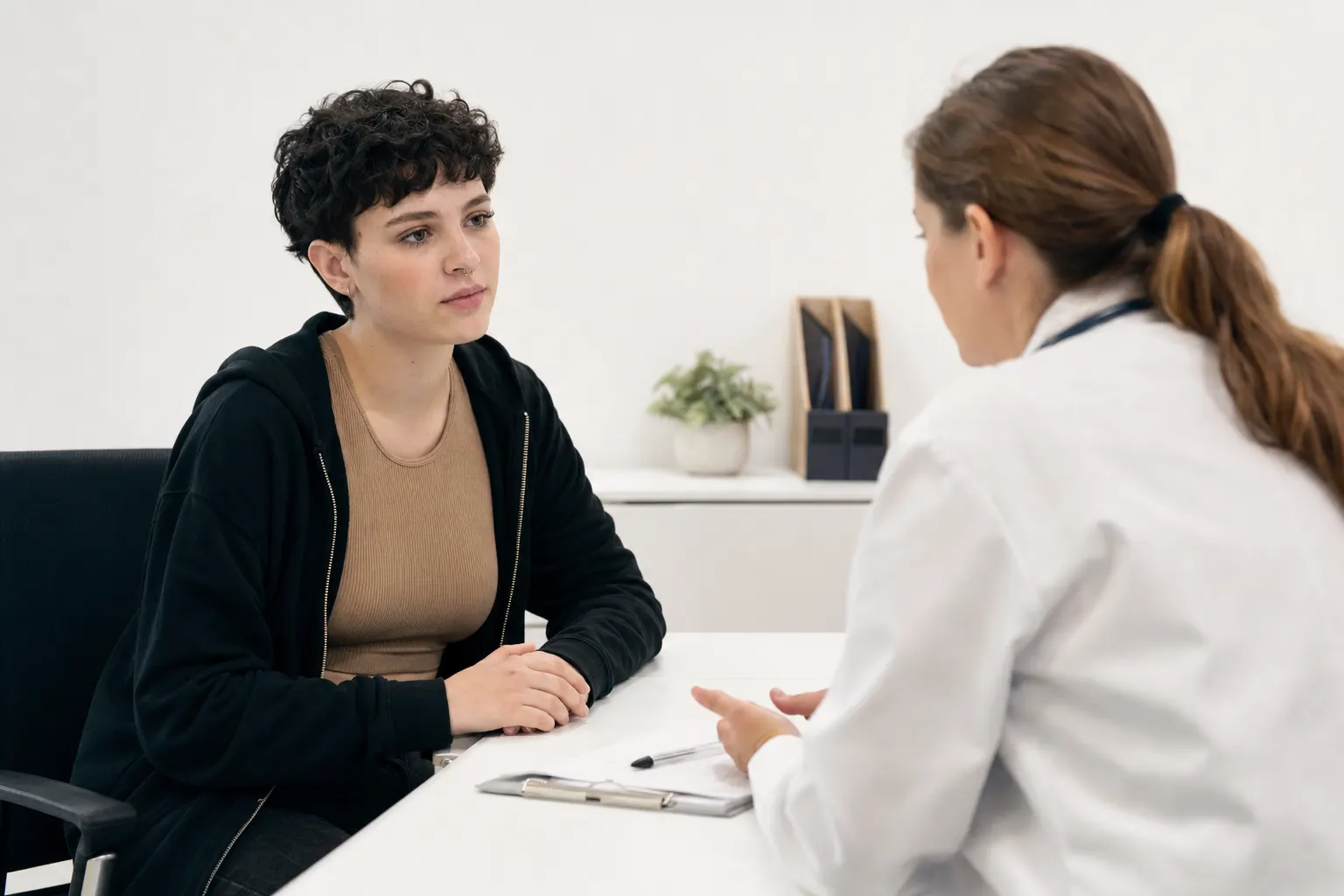 Consulta médica en endocrinología sobre disforia de género en Bogotá